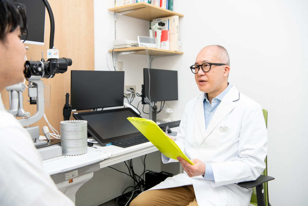 白内障手術の検討時期について医師による診察