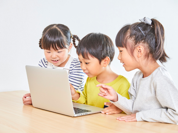 PCを見る子供たち