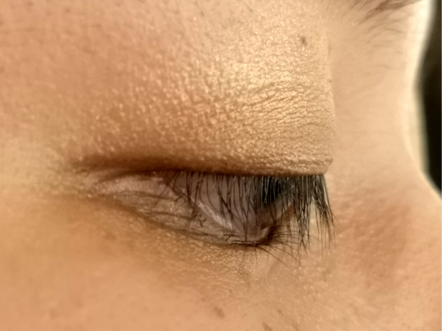 逆さまつげの女性