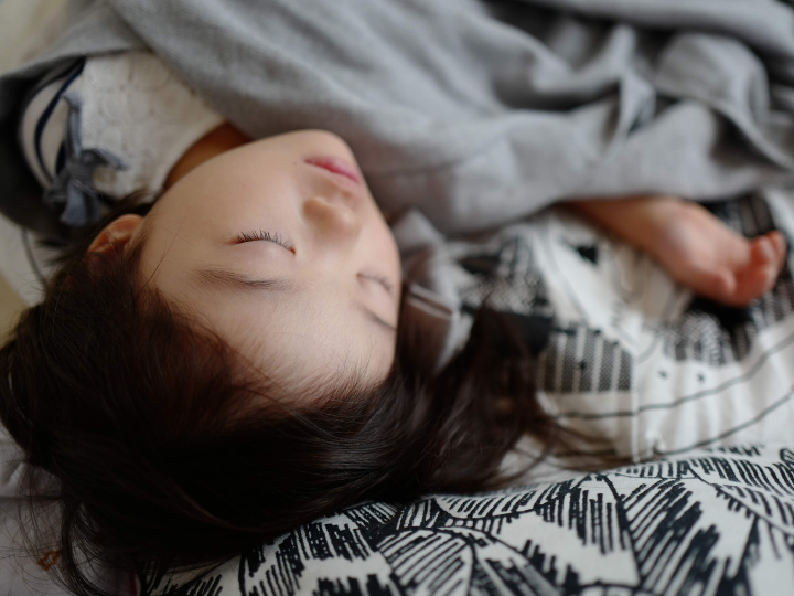 オルソケラトロジーを装用して寝ている子供