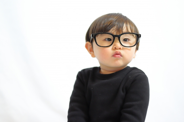 弱視｜メガネをかける子供