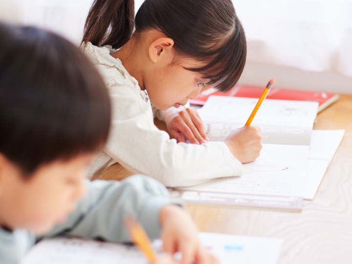 小児眼科｜勉強をする子供