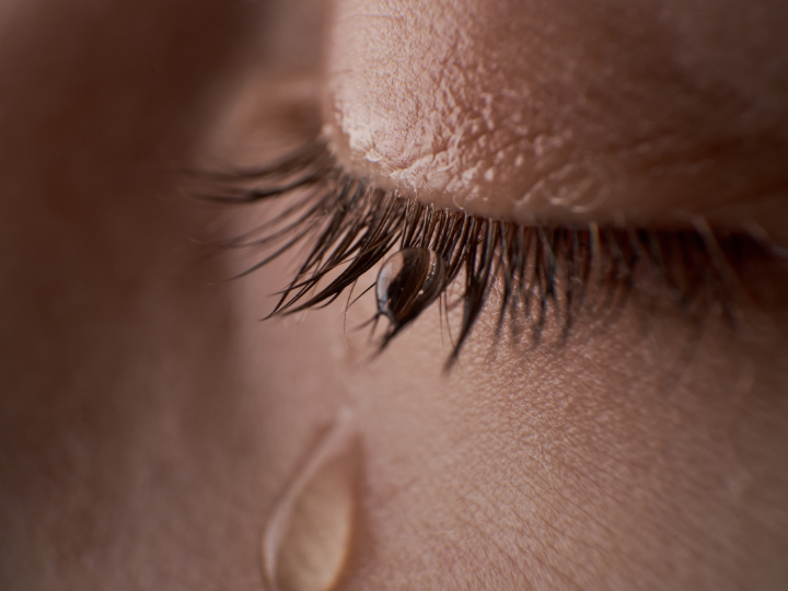 涙道の病気｜涙を流す女性