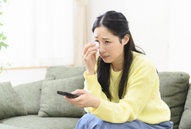 涙を流す女性