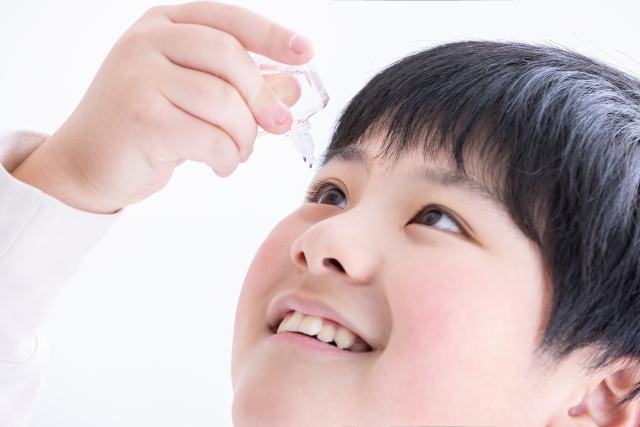 目薬をさす子供