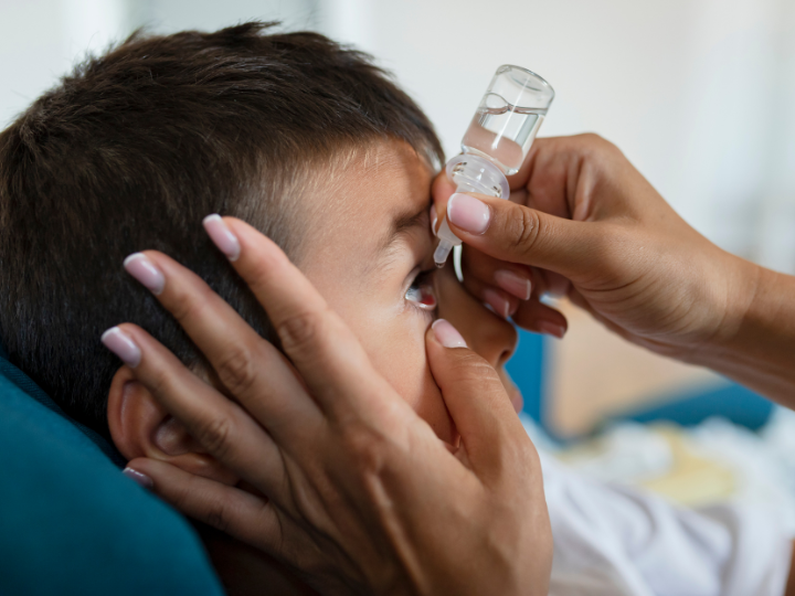 弱視の治療方法｜目薬を指す子供