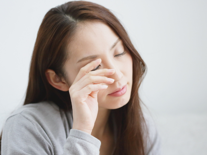 結膜炎により目のかゆみを感じている女性