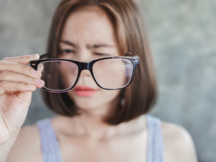 視野に異常を感じる女性